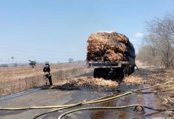 Tráiler cargado con pacas se incendia en La Laguna Colorada