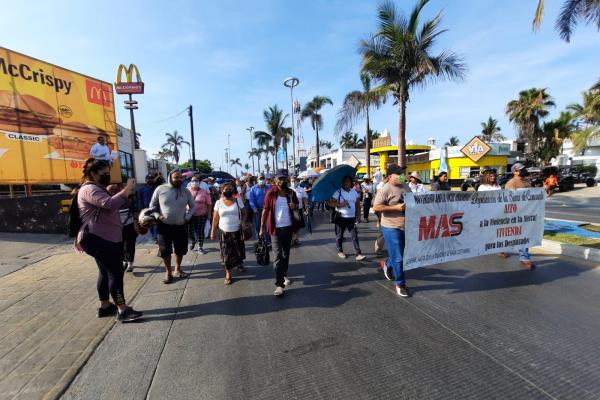 Desplazados del sur de Sinaloa se manifiestan sobre la franja turística de Mazatlán