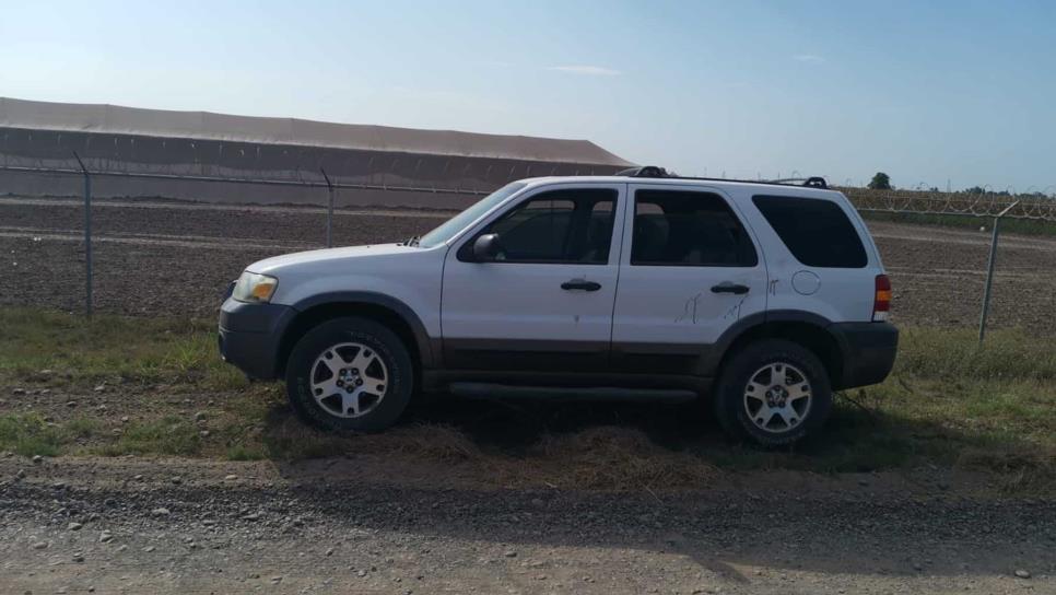 Policía de Guasave encuentra camioneta abandonada con manchas de sangre