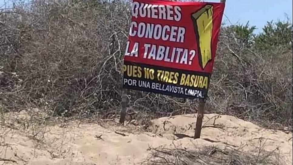 Con mensajes en lonas, amenazan con «tablear» a quien tire basura en una playa de Guasave