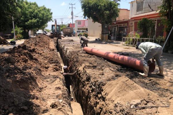 ¡Adiós drenaje colapsado¡ dirán en breve vecinos de la calle Cárdenas de la Mochicahui