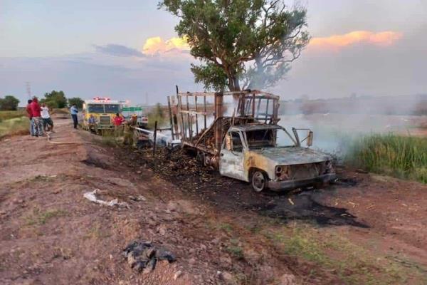 Se queman camioneta y remolque con más de cien pacas de frijol