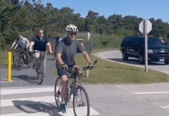 Biden se cae de la bicicleta durante un paseo por la playa