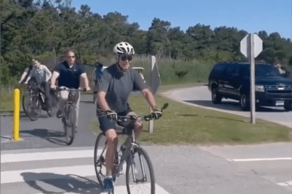 Biden se cae de la bicicleta durante un paseo por la playa
