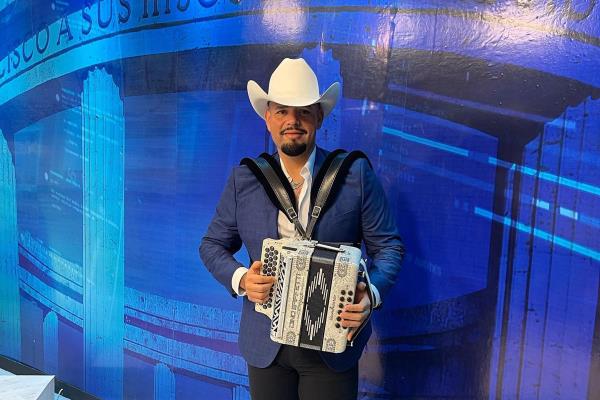 Román de Los Reyes presenta su nuevo sencillo «Aunque no sea conmigo»