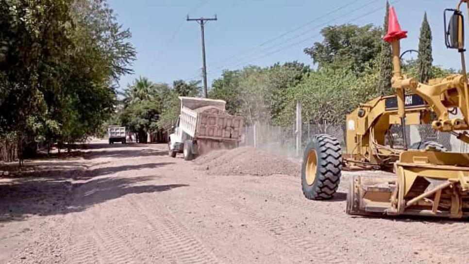 Rehabilitan accesos y caminos en Tres Garantías