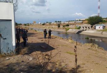 Sale cadáver a flote en el canal Recursos en Culiacán