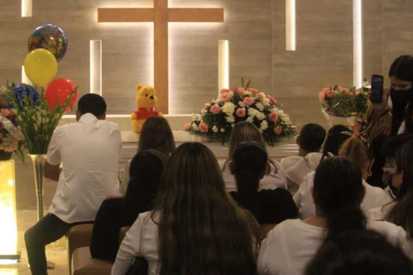 Director realiza último pase de lista en despedida de Fabiola Vianey; rinden homenaje póstumo