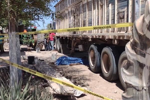 Tractocamión atropella y mata a hombre en el Poblado 7