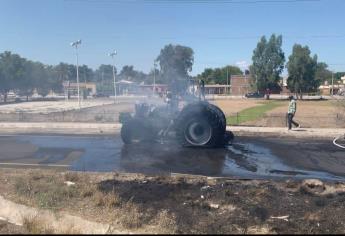 Tractor termina calcinado en JJR tras sufrir cortocircuito