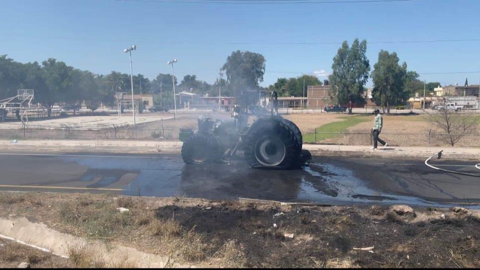 Tractor termina calcinado en JJR tras sufrir cortocircuito