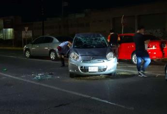 Vuelca automovil frente a la plaza Sendero, en Culiacán