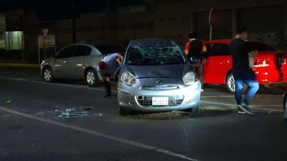 Vuelca automovil frente a la plaza Sendero, en Culiacán