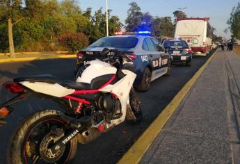 Motociclista queda grave al chocar contra camión urbano junto al aeropuerto de Culiacán