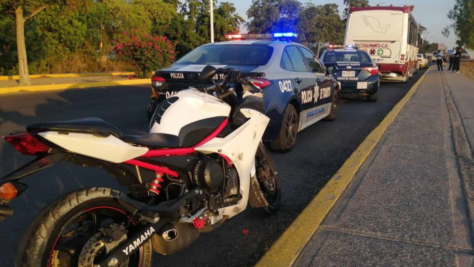 Motociclista queda grave al chocar contra camión urbano junto al aeropuerto de Culiacán