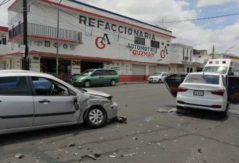 Encontronazo entre autos deja daños materiales, en la colonia Jorge Almada, Culiacán