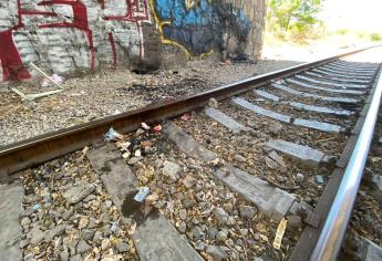 Hombre decide acostarse en medio de las vías y lo arrolla el tren