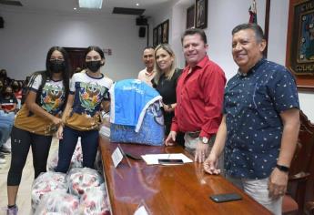 Gobierno de Culiacán y AFOESAC entregan 600 uniformes a jóvenes futbolistas