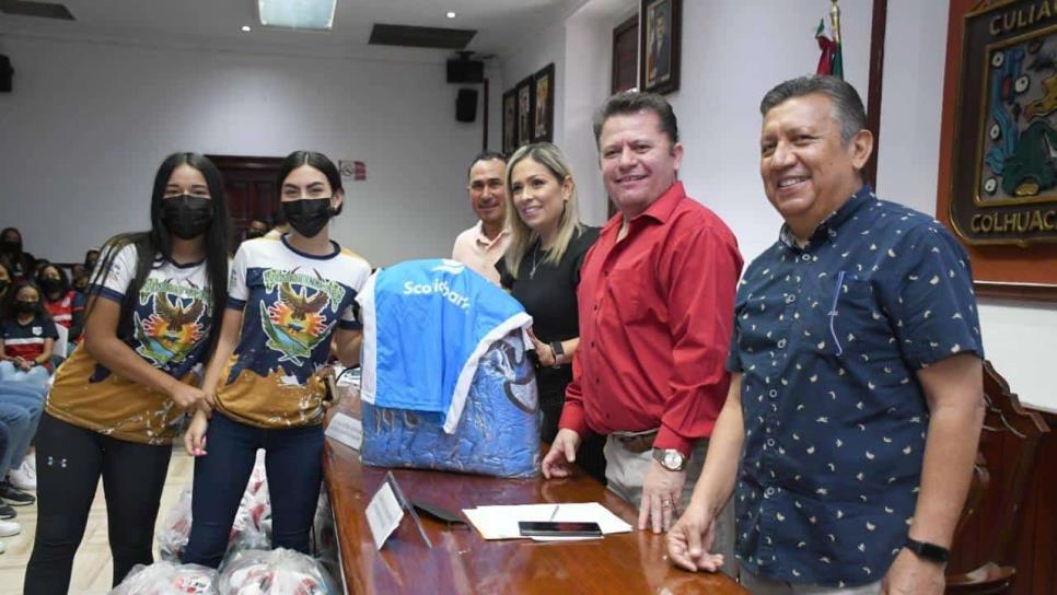 Gobierno de Culiacán y AFOESAC entregan 600 uniformes a jóvenes futbolistas