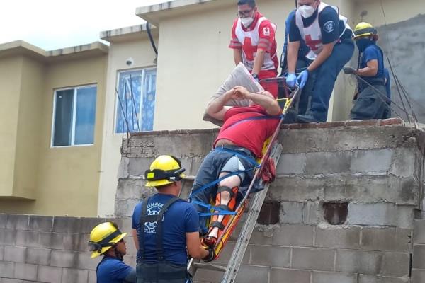 Sube a revisar su tinaco y termina lesionado en el techo de su casa