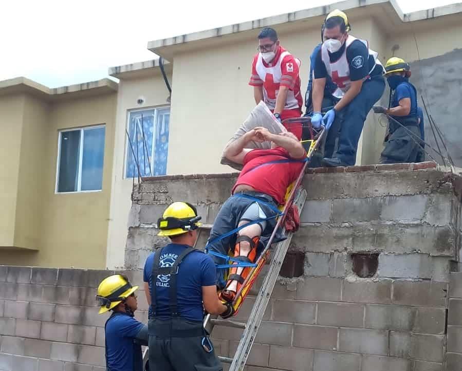 Sube a revisar su tinaco y termina lesionado en el techo de su casa