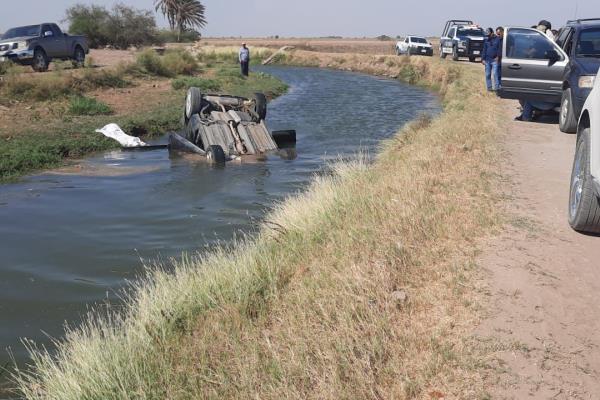 Mueren dos primos, uno menor de edad, tras volcar y caer al canalón en Estación Naranjo