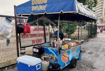 Luego de 30 años, desalojan a vendedores de hot dogs en Mazatlán de su lugar de trabajo