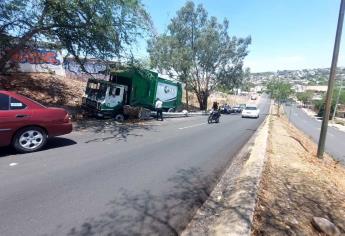 Tras accidente, camión recolector de basura tumba poste de cámaras de seguridad