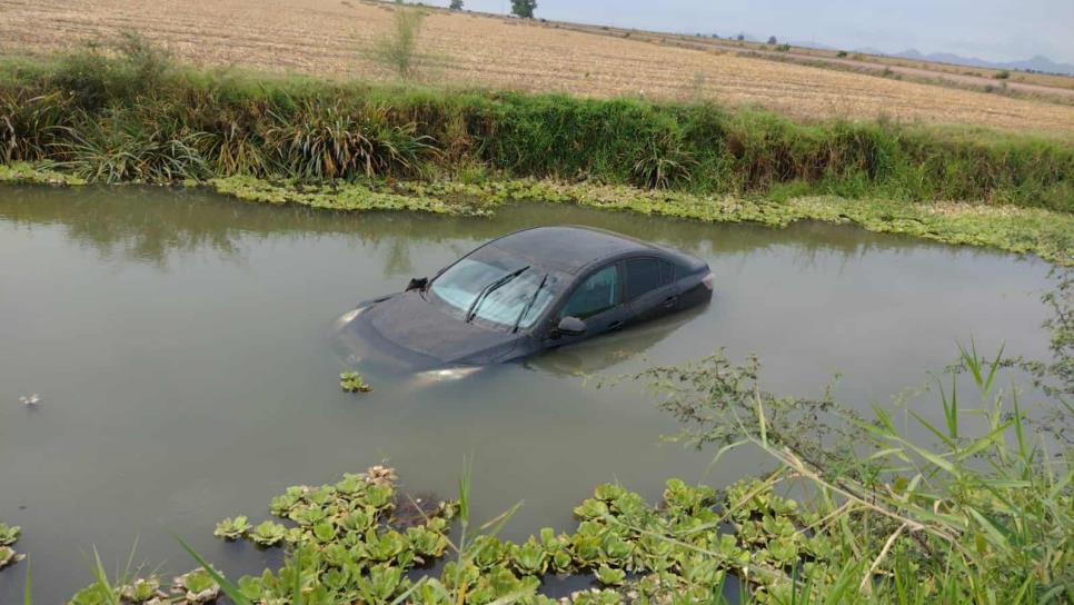 Vehículo cae al canal lateral 18, la joven que lo tripulaba logra salir