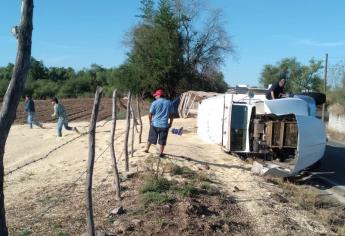 Vuelca tráiler que transportaba maíz en El Fuerte