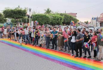 Inauguran en El Rosario primer paso peatonal en honor a la diversidad sexual