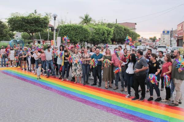 Inauguran en El Rosario primer paso peatonal en honor a la diversidad sexual