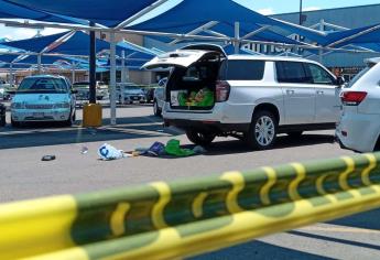 Sujetos disparan contra mujeres tras intentar despojarles lujosa camioneta en supermercado