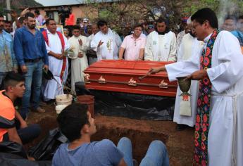 Entierran a los dos sacerdotes jesuitas que fueron asesinados en Cerocahui, Chihuahua