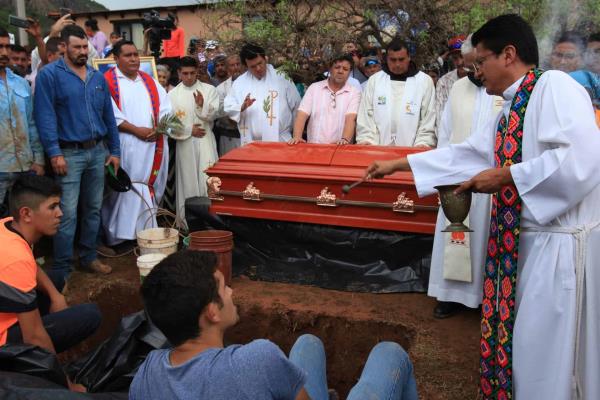 Entierran a los dos sacerdotes jesuitas que fueron asesinados en Cerocahui, Chihuahua