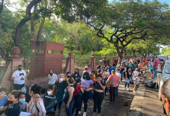 Filas de 3 horas en el segundo día de vacunación para niños de 5 a 11 años en Culiacán