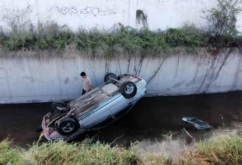 Conductora cae en su automóvil a canal del sector Barrancos en Culiacán