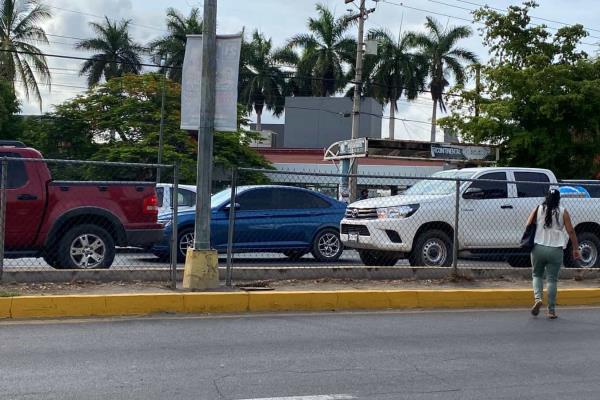 Advierten por poste que «da toques» en cruce frente al ISSSTE de Mazatlán