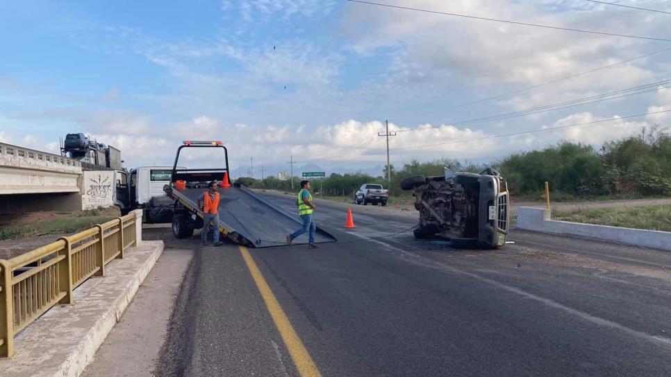 Vuelca una joven en camioneta, frente al ejido Flor Azul