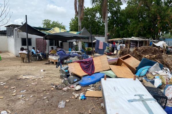 En casas de campaña y bajo la lluvia viven refugiados del Buen Samaritano