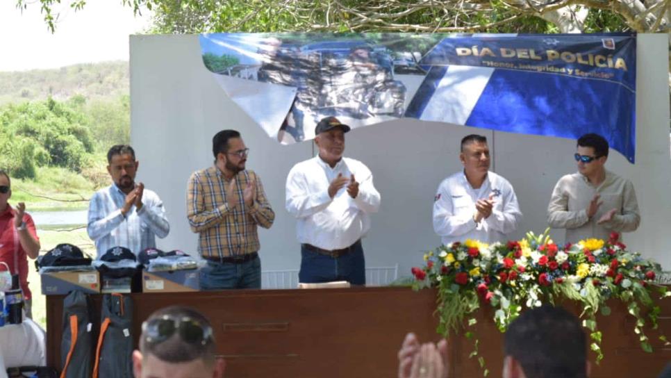 Ayuntamiento de El Fuerte festejó a elementos de Seguridad Pública Ayuntamiento de El Fuerte festejó a elementos de Seguridad Pública
