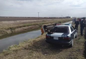 Cae camión de jornaleros agrícolas a canal de riego en municipio de Sinaloa
