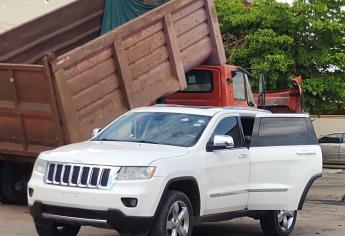 Conductor de lujosa camioneta logra refugiarse en su casa tras recibir disparos, en Culiacán