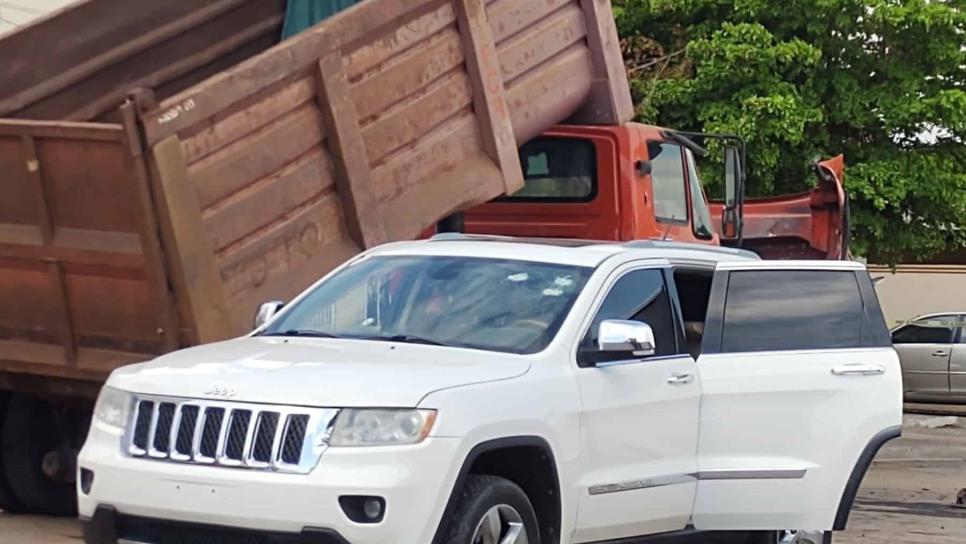 Conductor de lujosa camioneta logra refugiarse en su casa tras recibir disparos, en Culiacán