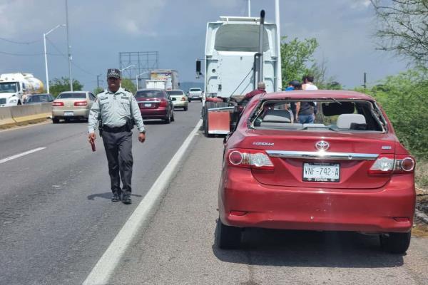 Embarazada queda lesionada tras choque de auto y tráiler en La Costerita