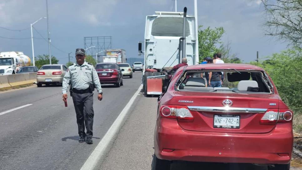 Embarazada queda lesionada tras choque de auto y tráiler en La Costerita