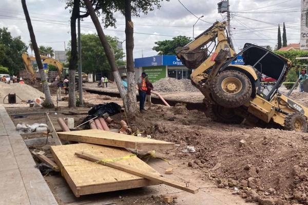 Se forma socavón y cae retroexcavadora en Los Mochis