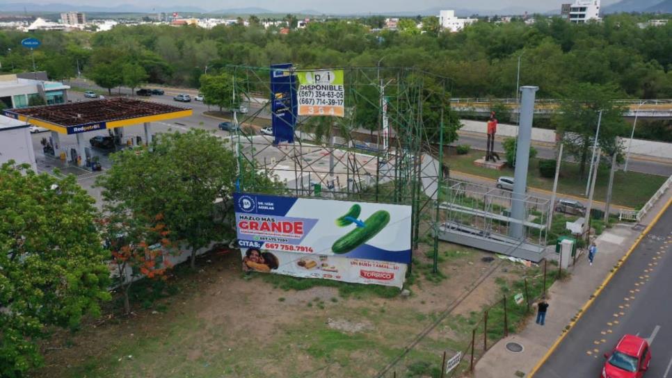 Ayuntamiento de Culiacán retira espectaculares que incumplen normatividad