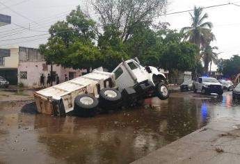 Cae unidad de carga a socavón en Los Mochis