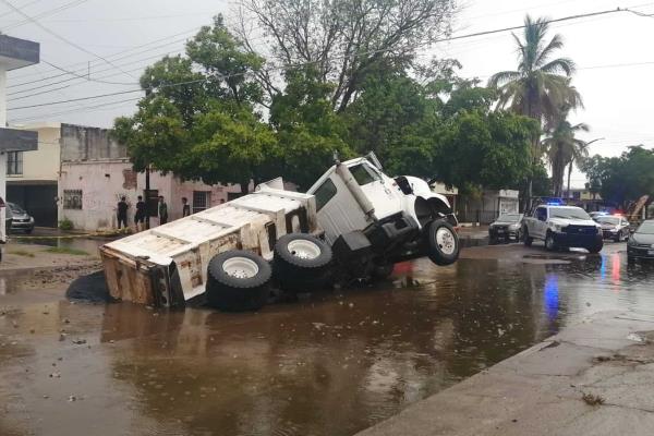 Cae unidad de carga a socavón en Los Mochis